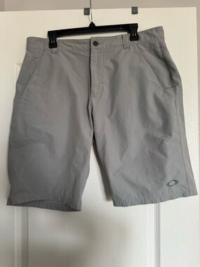 Oakley Gray Flat-Front Men's versatile lightweight casual Shorts